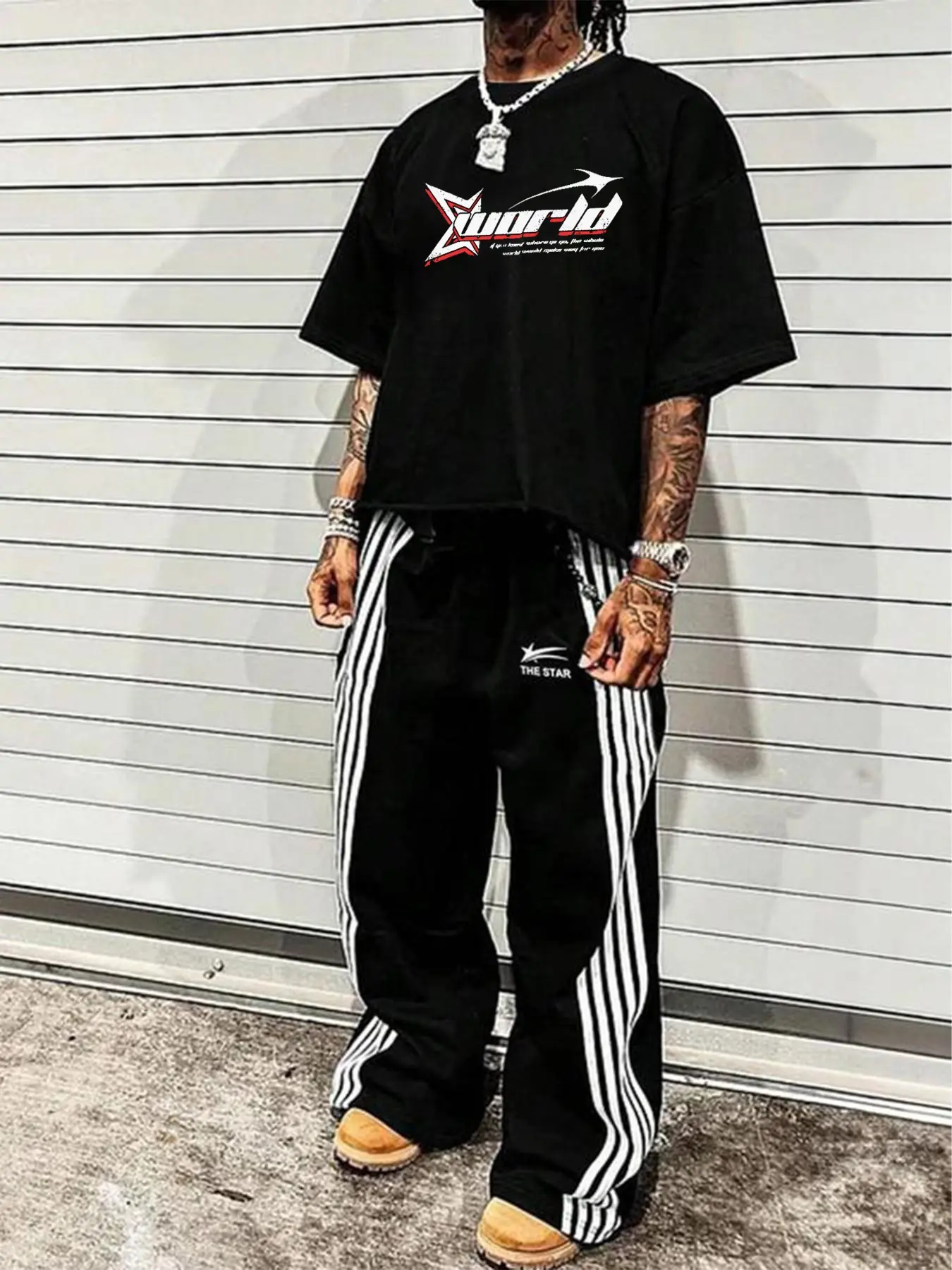 This men's two-piece Knitted Cozy Set, Casual Outfit Set, includes a T-shirt with a letter and star print and a pair of casual trousers. Made of knit fabric, it's suitable for everyday wear and can be worn year-round.