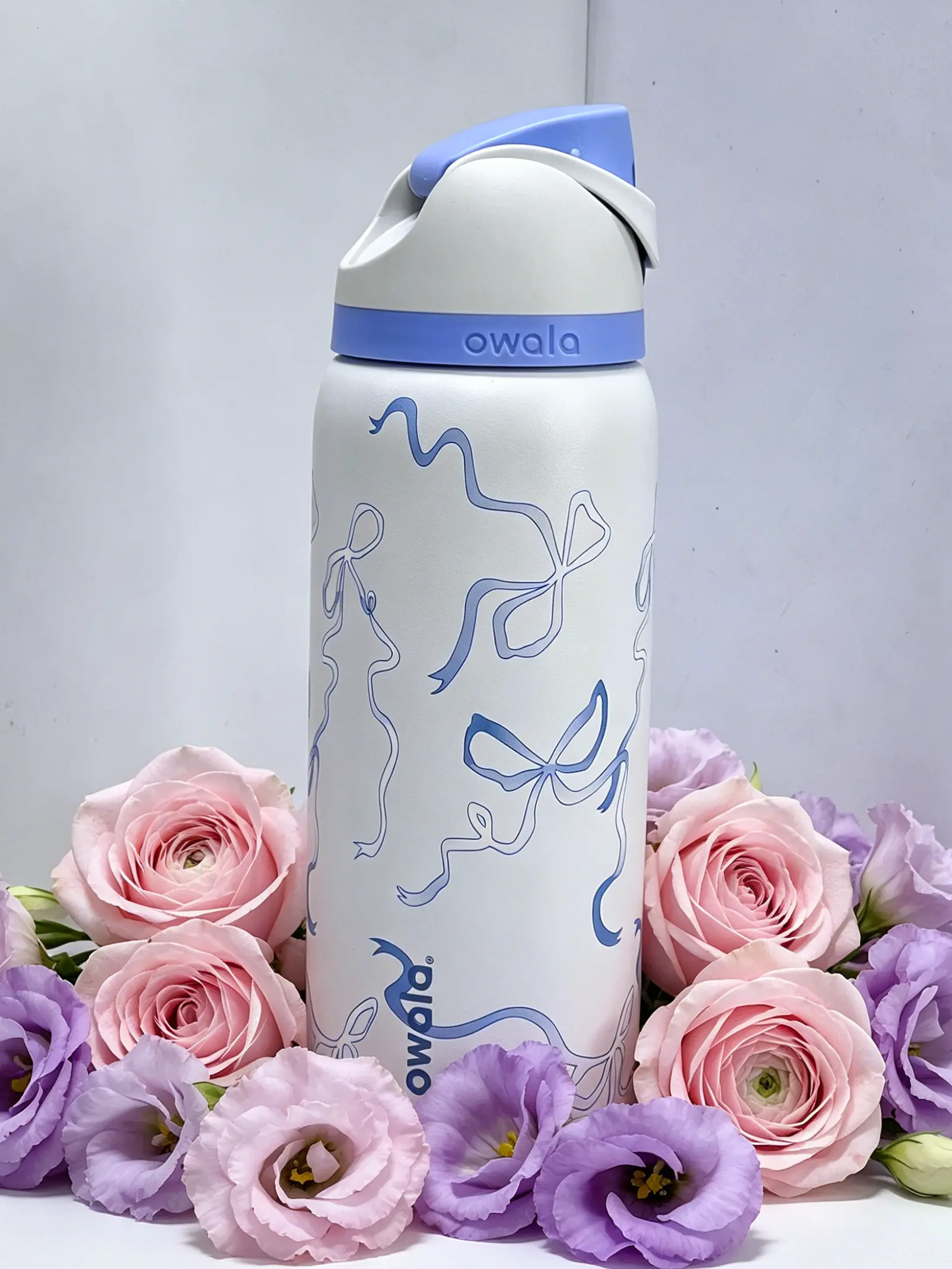 Owala Tied And True Blue Bows UO Exclusive 32 Oz Freesip Stainless Steel Insulated Water Bottle for Women - Straw Lid, BPA-Free, Leakproof, Anti-Scald, Car Cup Holder-Fit, Reusable Stylish Flasks for Sports, Home, Ideal Gift