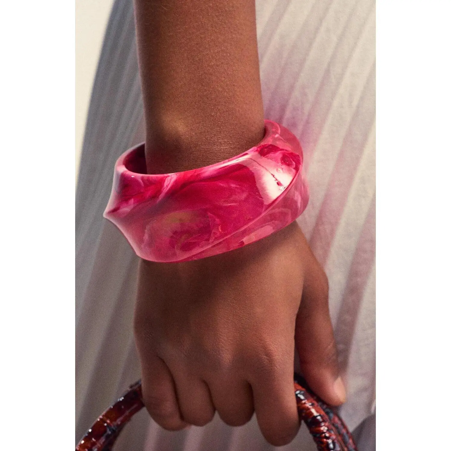 RESIN SWIRL BANGLE IN PINK