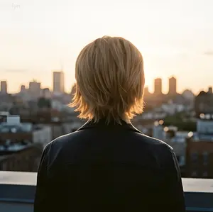 Unisex Blonde Short Wig with Layered Fluffy Hair, Heat Resistant Synthetic Full Wig, Trendy Natural Looking Daily Cosplay Hairstyle, Lightweight Breathable Hairpiece for Party, Halloween, Anime Events & Fashion Styling