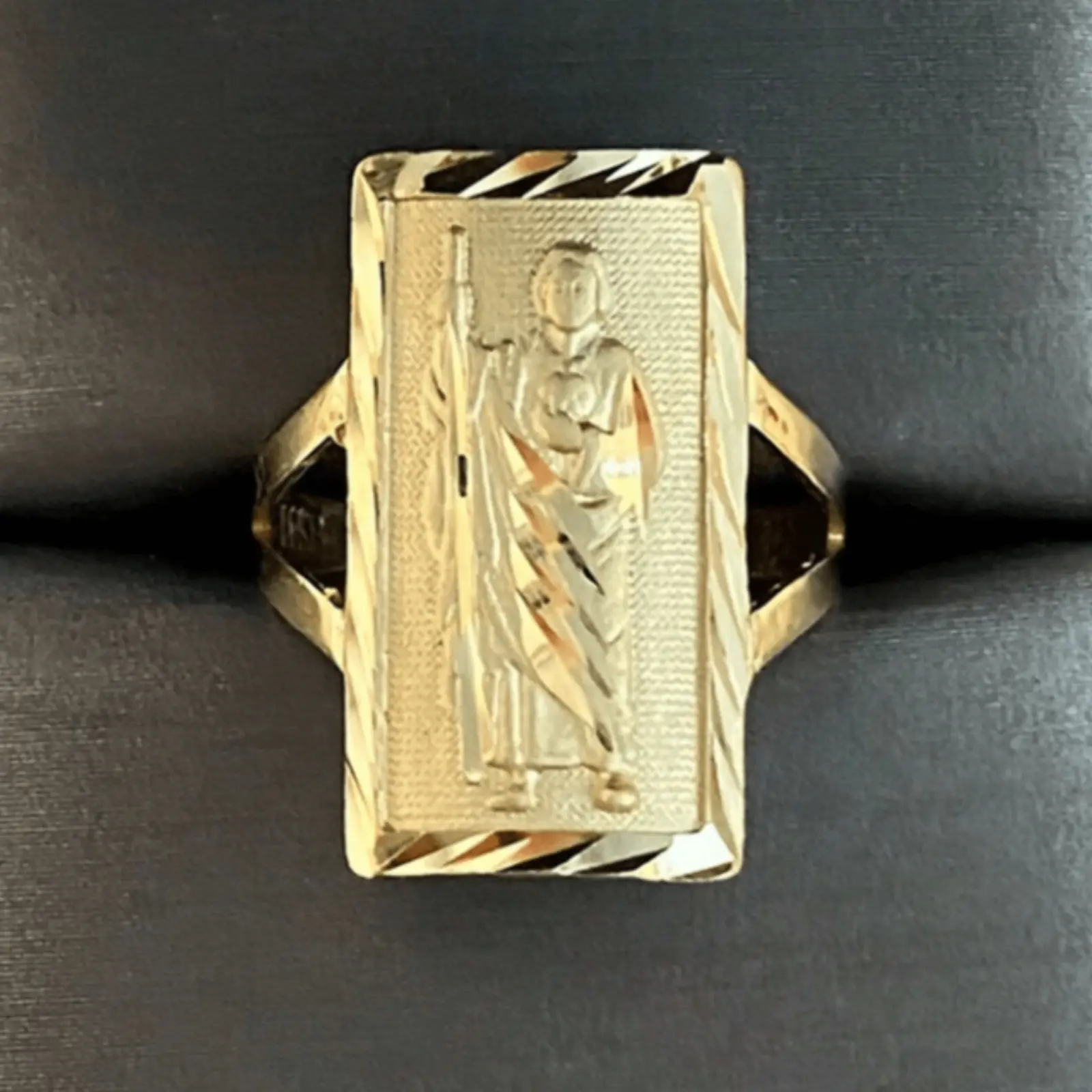 An elegant 18k gold-plated square ring engraved with an image of the Virgin Mary, a perfect piece of jewelry for everyday wear and as a gift for friends and family.