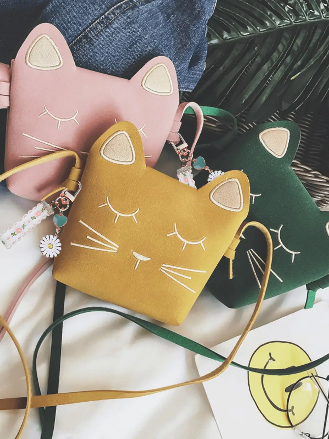 Cute cat crossbody bag with daisy charm, mini cat cartoon bag, cat shoulder bag with adjustable strap, suitable for casual use/travel/photography accessories/birthday/holiday gifts