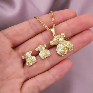 Set de Oso Dorado - Elegant Bear Pendant with Gold Chain, Includes Two Earrings