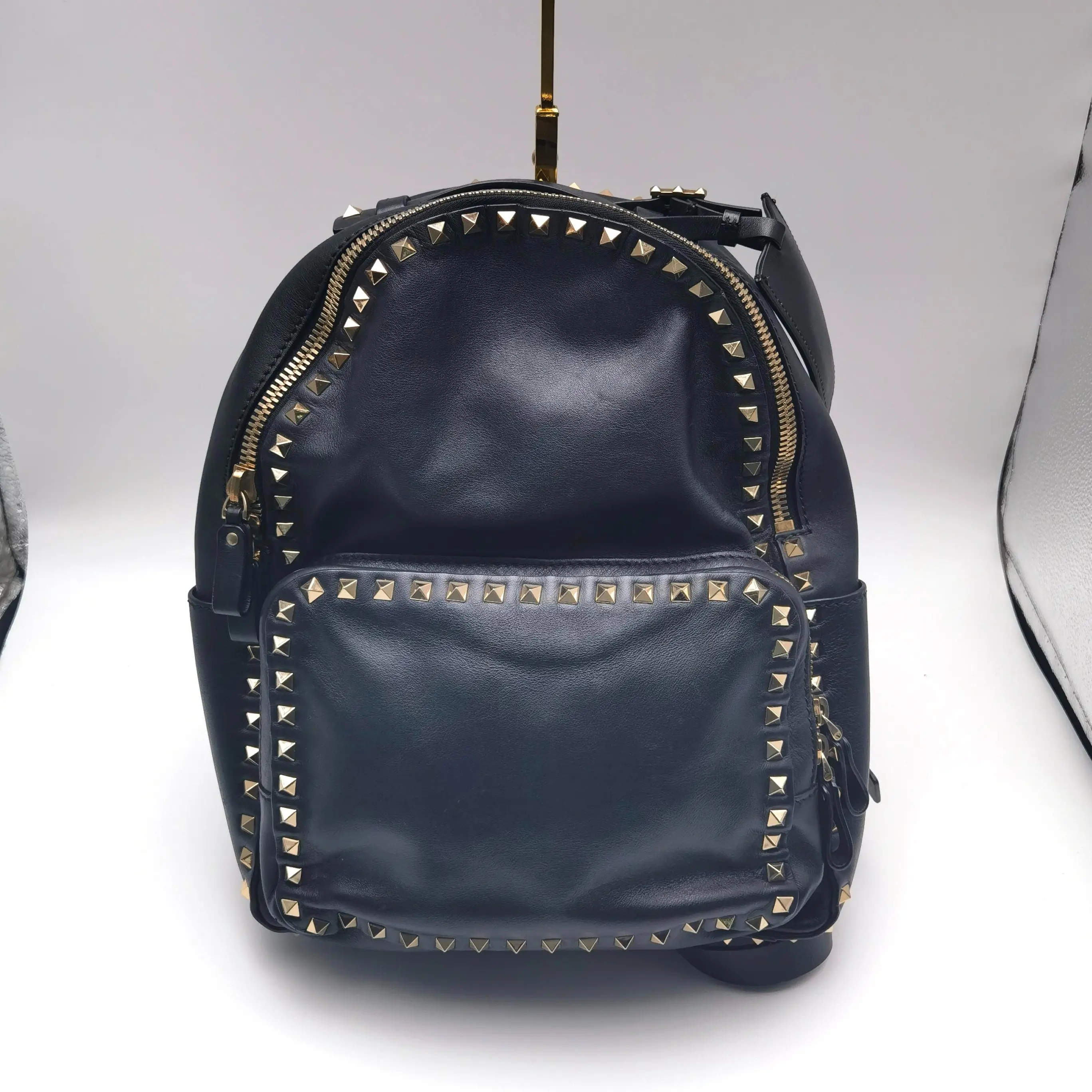Pre-owned Valentino cowhide Shoulder Bags Rockstud Black Calfskin Studded Backpack with Gold Hardware