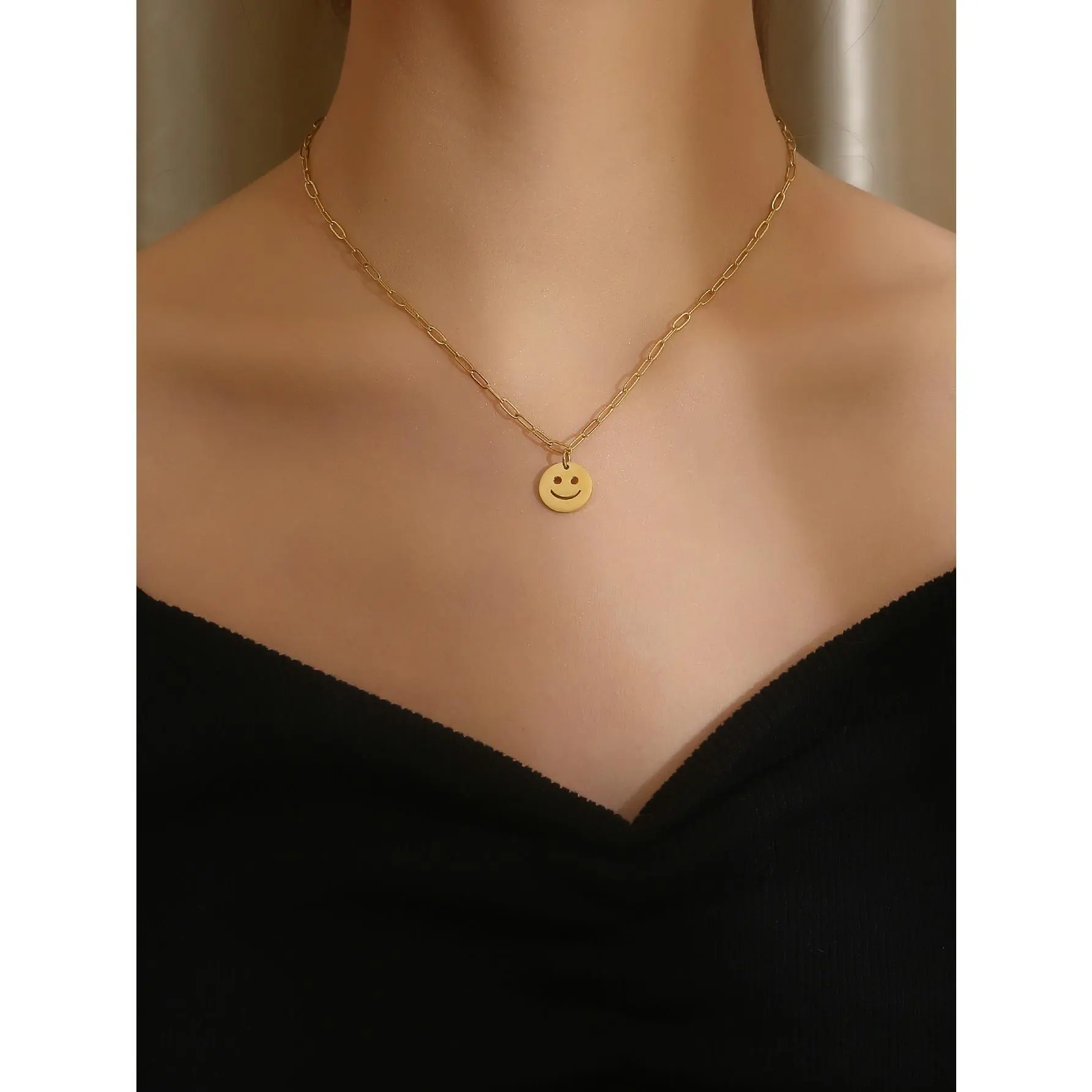 Vibrant Smiley Face Round Pendant Necklace for Women, Niche Gentle Gold Pendant, Versatile Daily & Office Necklace