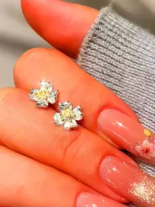 1 pair of fashionable and luxurious delicate four leaf clover earrings, ladies' sweet and fresh flower earrings, suitable for daily party wear