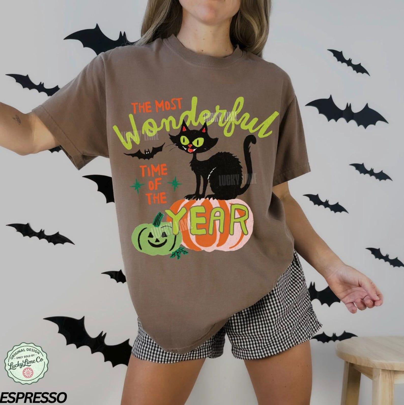 Retro Halloween Cat T-shirt, Spooky Season Fall Vibes Graphic T-Shirt, Pumpkin Holiday Cute Aesthetic Shirt, Cozy Halloween Top