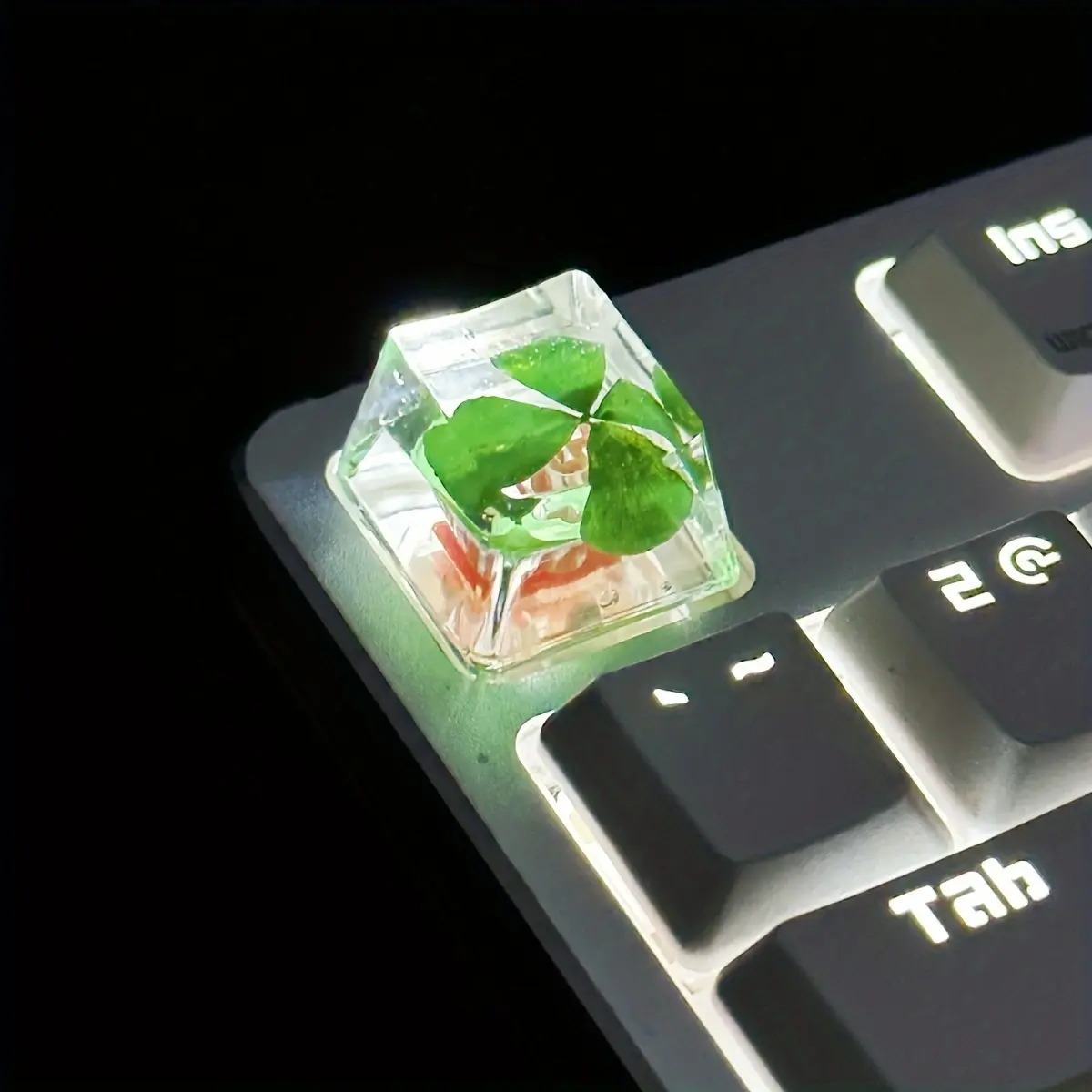 Resin Four-Leaf Clover Keycap for Mechanical Keyboard - Festive, Transparent, and Handcrafted