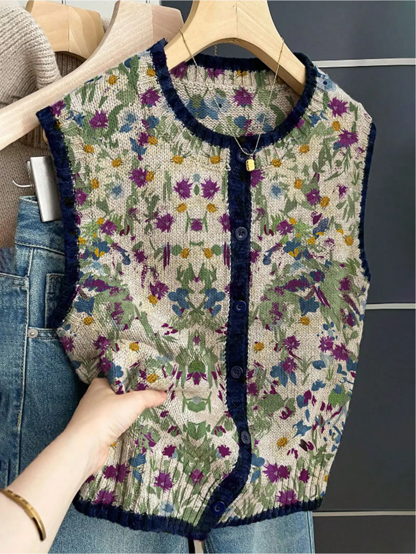 French retro style loose crew neck sleeveless color-block buttoned khaki women's sweater vest, Fashion Vest, Casual Comfy Vests, suitable for spring and summer wear, vacation style