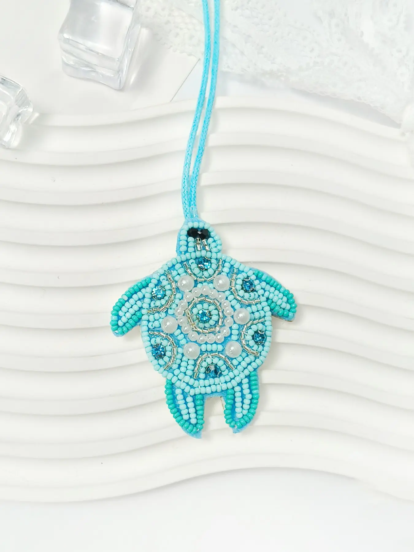 Beaded pendant with eye pattern for women's Valentine's Day fashion accessories, Charms, luggage pendant, keychain pendant, versatile, simple, lightweight and niche women's accessories, suitable as gifts or daily use.