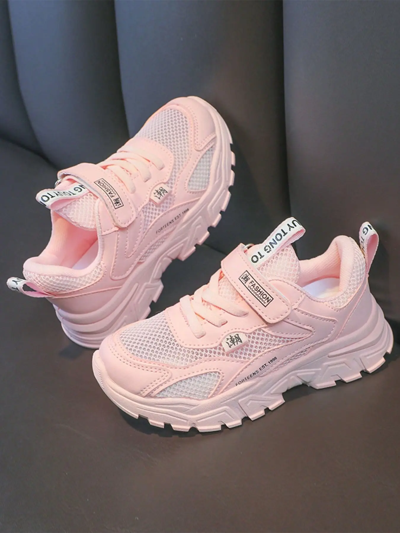 Breathable Mesh Kids Dad Shoes, Velcro Closure, Anti-Slip Casual Low Top Sports Sneakers for Boys and Girls, Trendy National Style