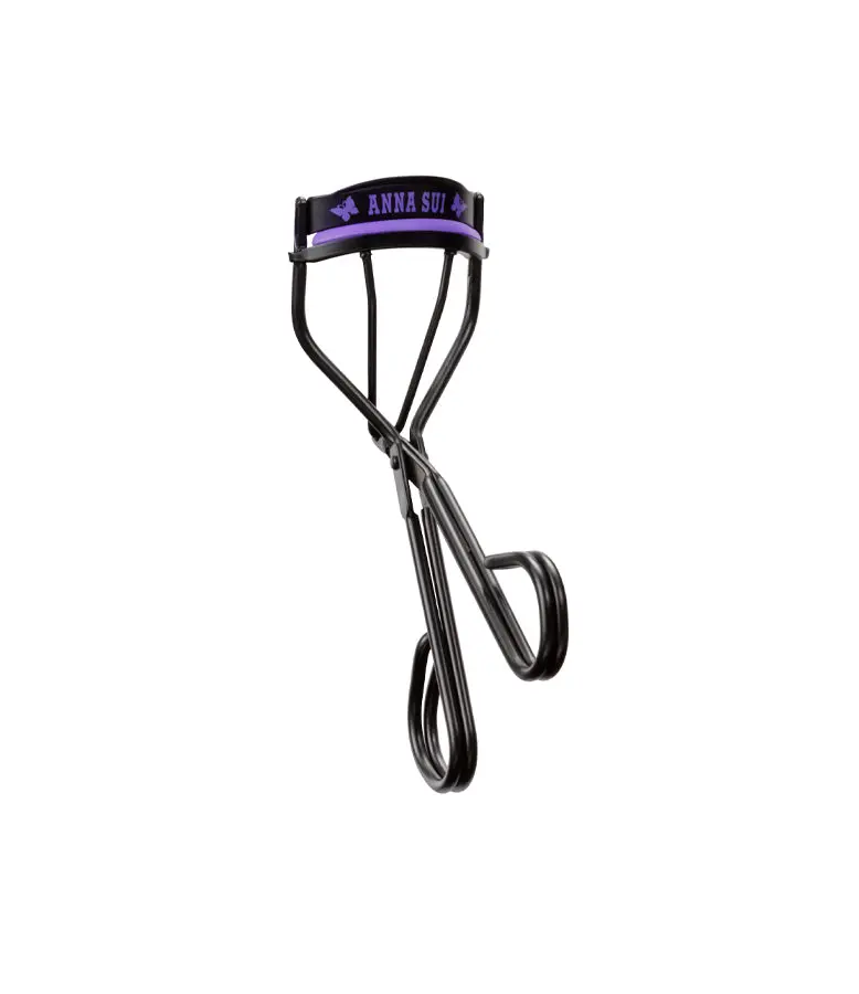 Anna Sui Eyelash Curler N – Ergonomic Lash Curler with Soft Silicone Pad | Effortless, Natural Curl & Lift for Stunning, Eye-Opening Lashes