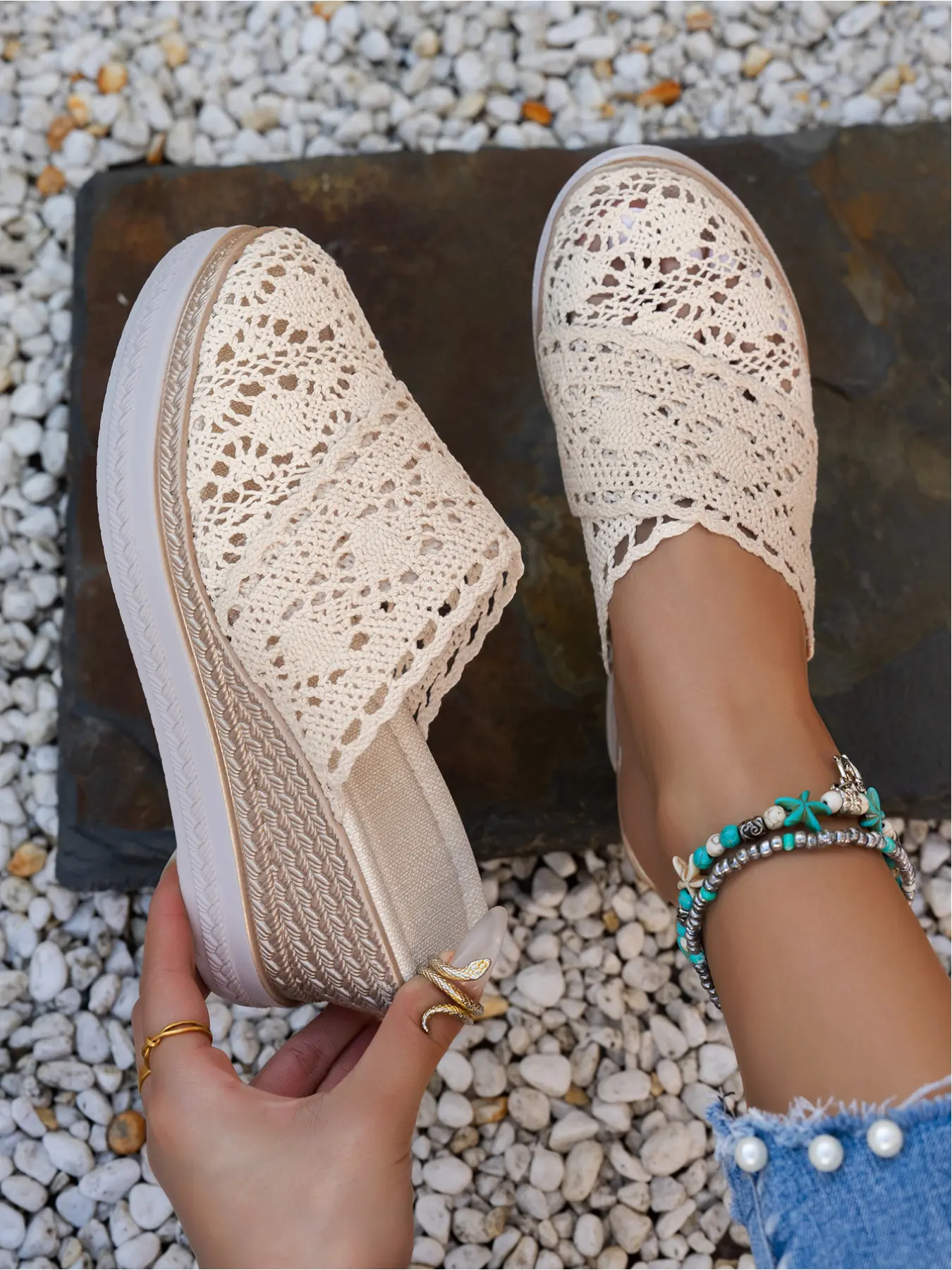 A pair of new large-size women's round-toe, closed-toe, hollowed-out, breathable wedge sandals for outdoor wear, stylish, simple, comfortable, lightweight, casual, with a thick sole, Casual Summer Sandals, Fashionable Breathable Chunky Sole Sandals