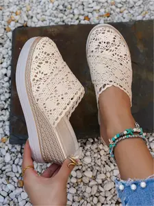 A pair of new large-size women's round-toe, closed-toe, hollowed-out, breathable wedge sandals Crochet Slides for outdoor wear, stylish, simple, comfortable, lightweight, casual, with a thick sole