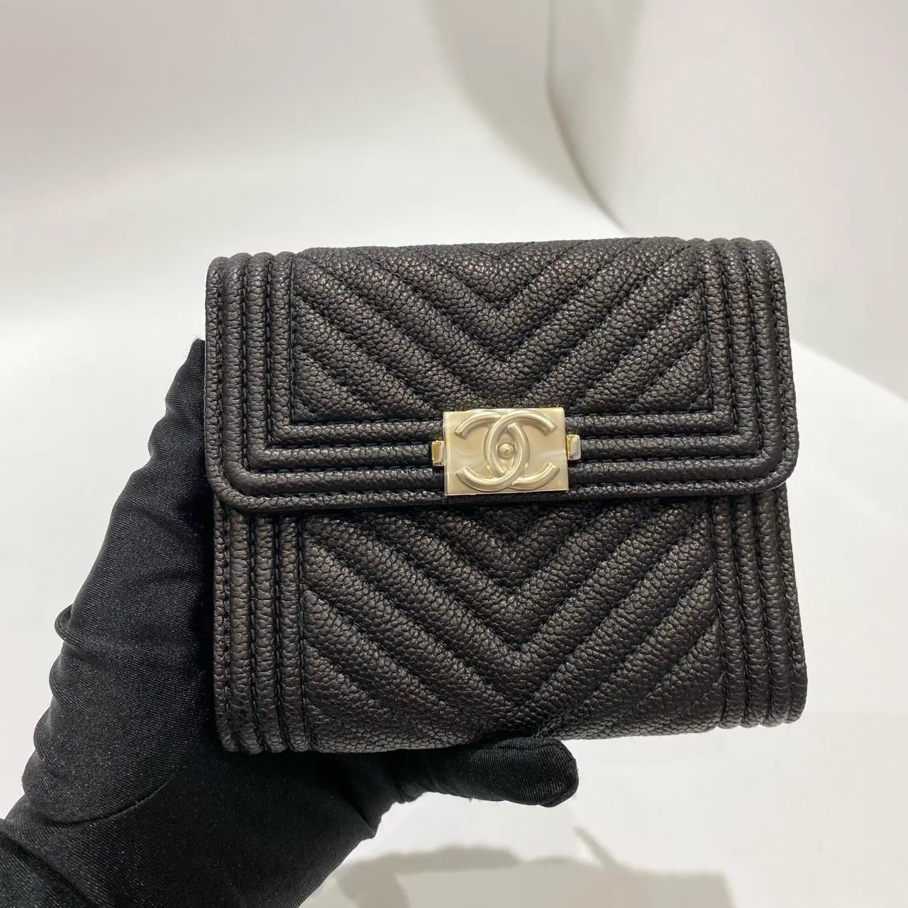 Pre-owned CHANEL Leboy Black Grained Caviar Trifold Wallet Chevron V‑Stitch Gold Hardware Multi‑Slot Small Wallet 2411135