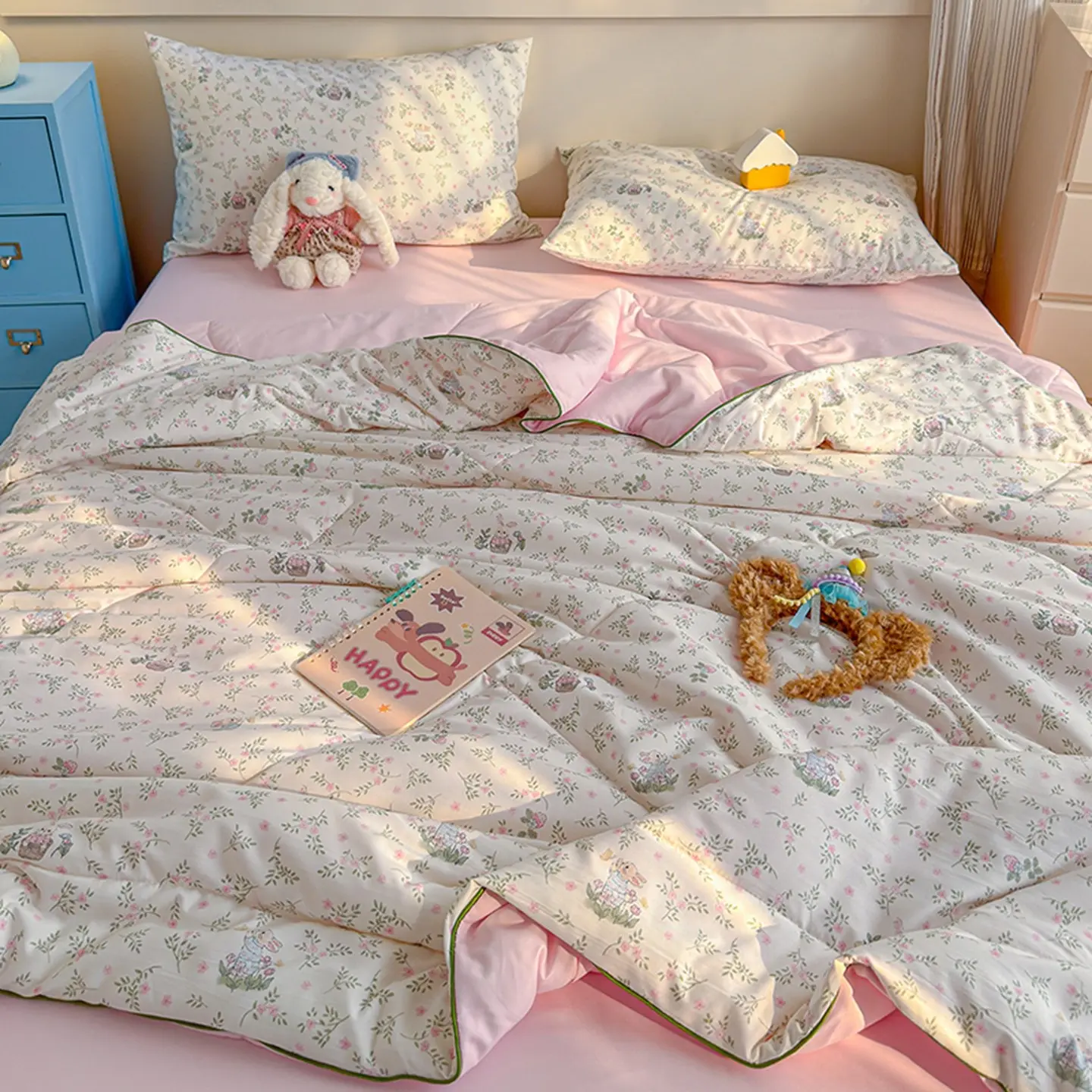 Pink Floral Print & Forest Bunny Pattern Summer Lightweight Quilt, Breathable Summer Quilt, Ultra-soft skin-friendly air-conditioning blanket, cooling quilt Ideal for summer use in bedrooms, living rooms, and home relaxation Floral Coverlet Bedding