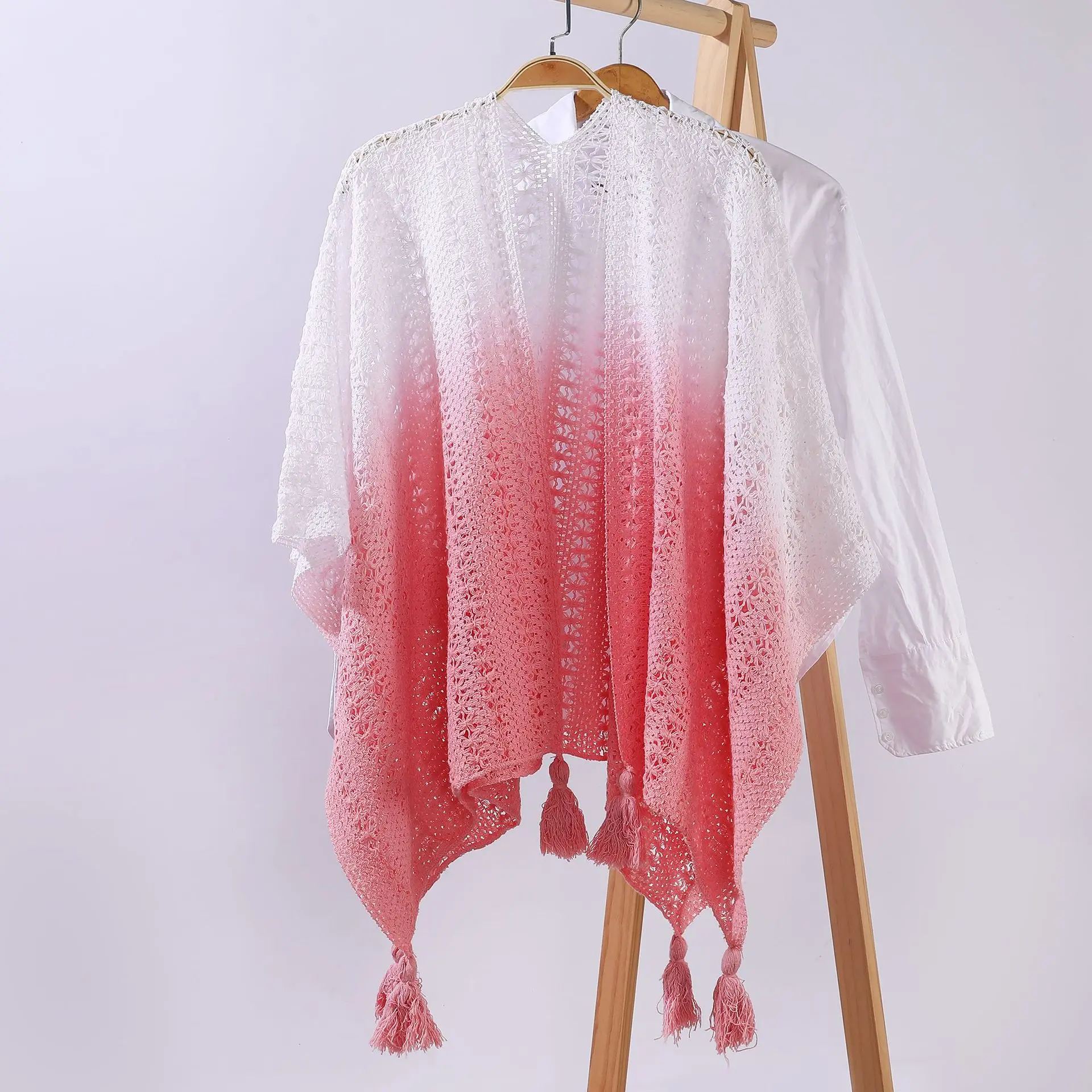 Gradient hollowed out shawl   pink