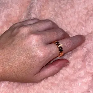 Adjustable Shiny Rose Twist Ring with 2 Magnets