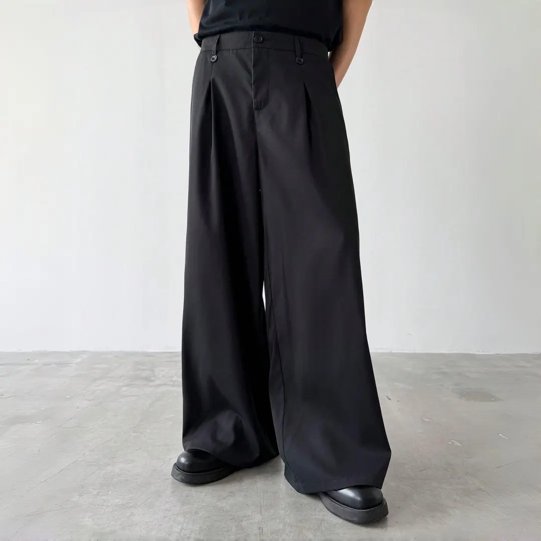 Men’s black trousers with double pleats and a drapey wide leg—casual minimalist design. Made from fine, smooth fabric that resists pilling and deformation. Button waist with standard front placket and neat stitching; secure closure. Loose wide cut for unr