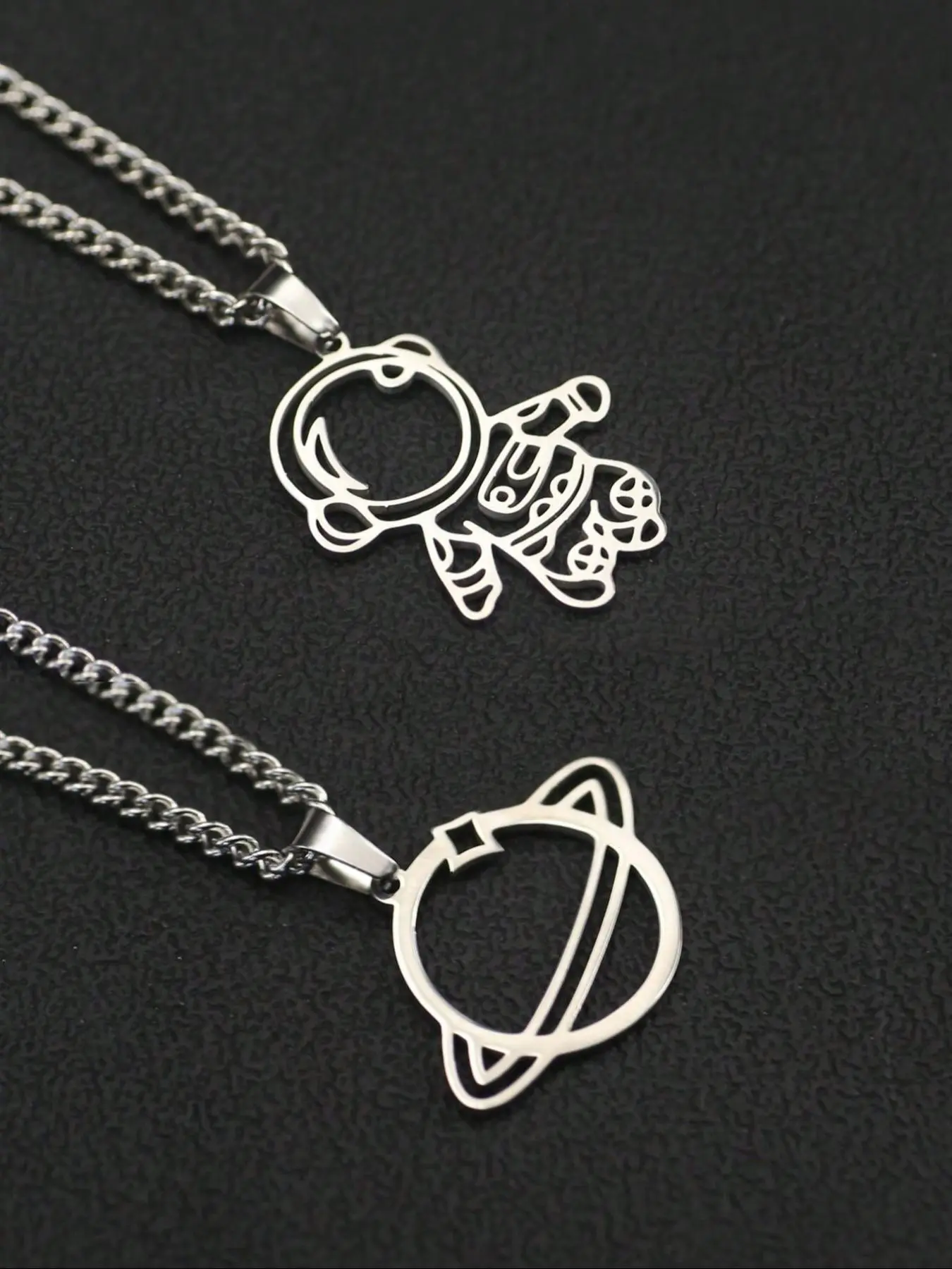 Astronaut & Planet Design Pendant Necklace, Whimsical Necklace, Stainless Steel Jewelry for Party, Daily Clothing Decor, Trendy All-match & Exquisite Jewelry for Birthday Gift