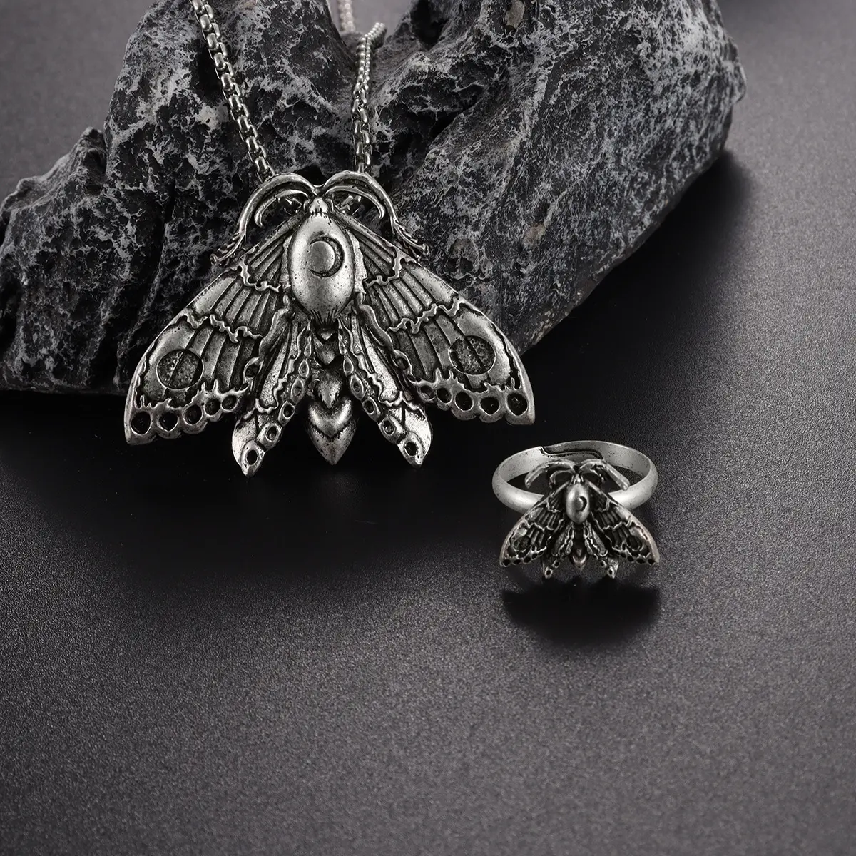 [Halloween Selection] Unisex Retro Gothic Enchanting Crescent Moon Moth Insect Statement Necklace, Otherworldly Unique Artificial Gemstone Jewelry Accessory, Statement Piece