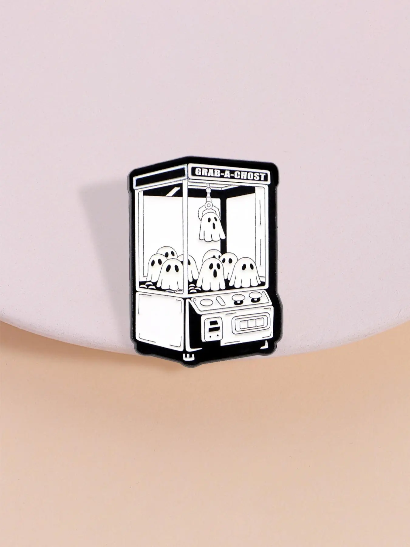 Vintage Ghost Claw Machine Design Brooch, Cute Ghost Arcade Prize Design Badge, Fashion Accessories for Women & Men, Halloween Kawaii Pin for Horror Game Fans, Metal Pins, alloy brooch pin, durable metal pins