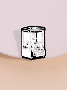 Vintage Ghost Claw Machine Design Brooch, Cute Ghost Arcade Prize Design Badge, Fashion Accessories for Women & Men, Halloween Kawaii Pin for Horror Game Fans, Metal Pins