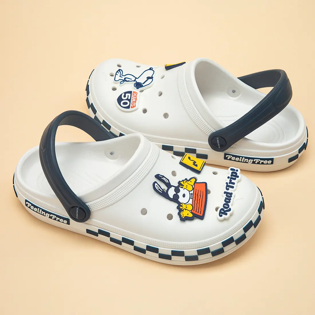 Miniso Snoopy series side strip fashion holey slippers, trendy item, exquisite design