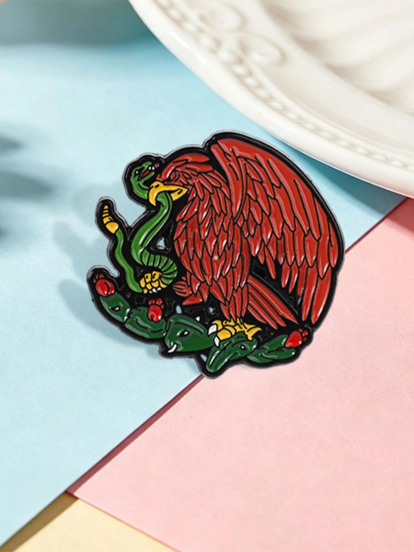 1 Piece Mexican Eagle Snake Cactus Cartoon Alloy Brooch Aztec Cultural Emblem Style with Red Eagle Green Serpent Design for Mexico Pride History Lovers, Daily Clothing Decor, Daily Wear, Birthday Gift, Fashion Lapel Pin, Decor Pins
