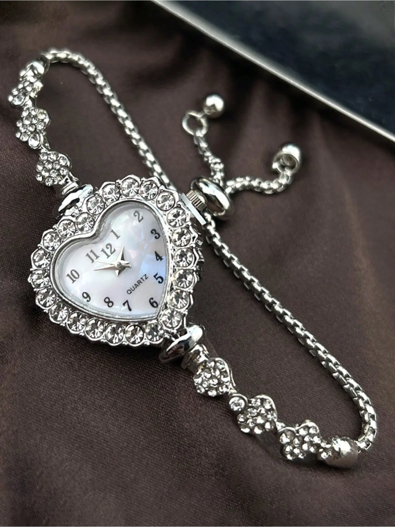 1pc Women Silver Alloy Jewelry Bracelet Watch, Fashionable Heart-Shaped Case With Arabic Numerals Dial, Quartz Movement, Adjustable Drawstring For Easy Wear, Suitable For Daily Decor, Fashionable Watches, Quartz Analog Watch