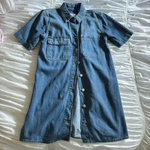 Universal Thread Size Small Denim Dress - Casual Women's Wear, Short Sleeves, Front Pockets, Button Closure - Womenswear