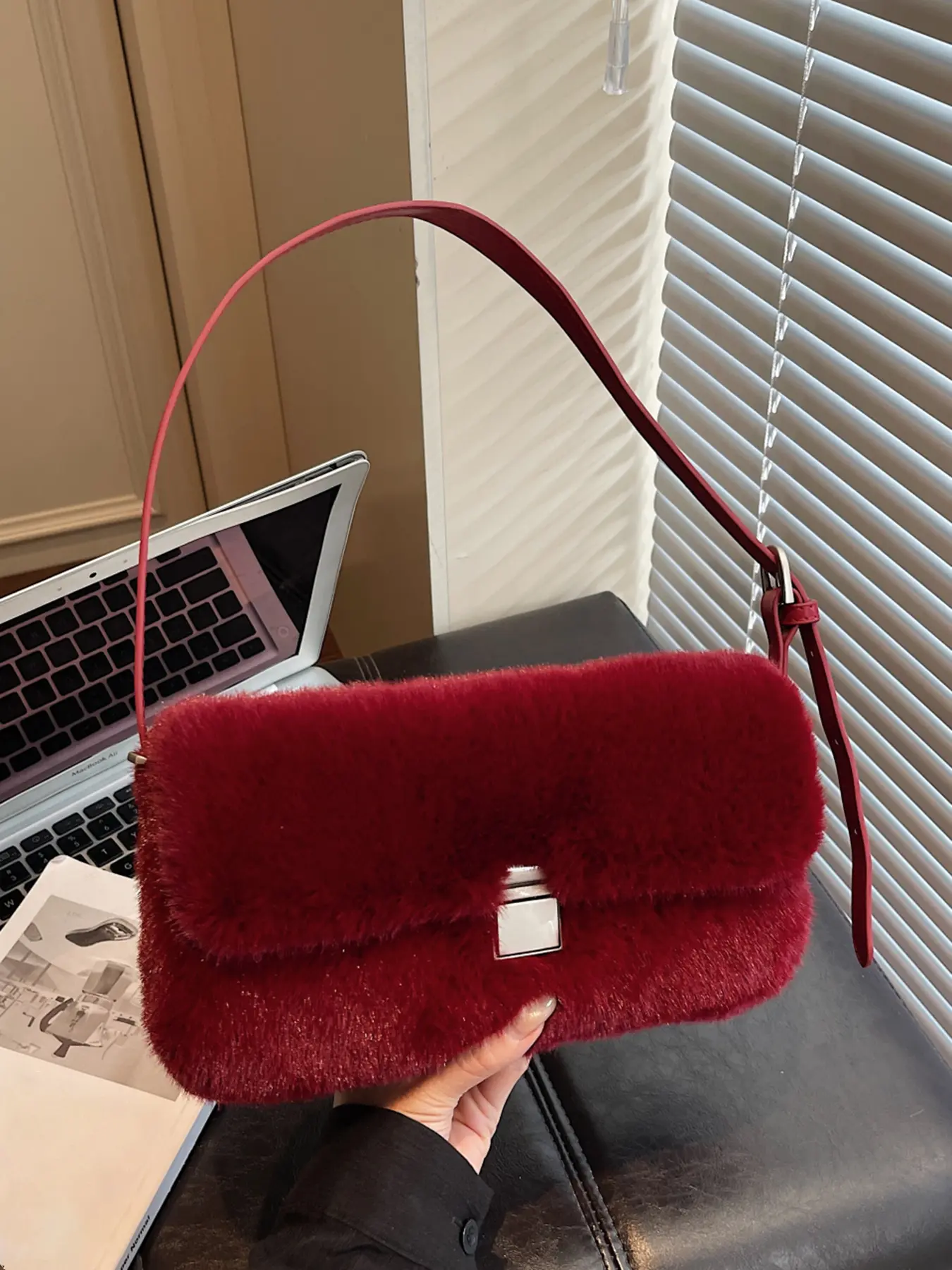 Simple casual daily single shoulder handbag, Crossbody shoulder handbag, niche design plush texture, retro classic baguette bag shape, crescent bag, exquisite metal buck suitable for shopping, dating, afternoon tea, etc.