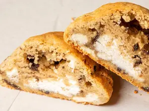 Cookies N' Cake Cream Cookie 4-Pack Giant 6 oz White Chocolate & Oreo Flavor Buttercream Middle Snack Biscuit US