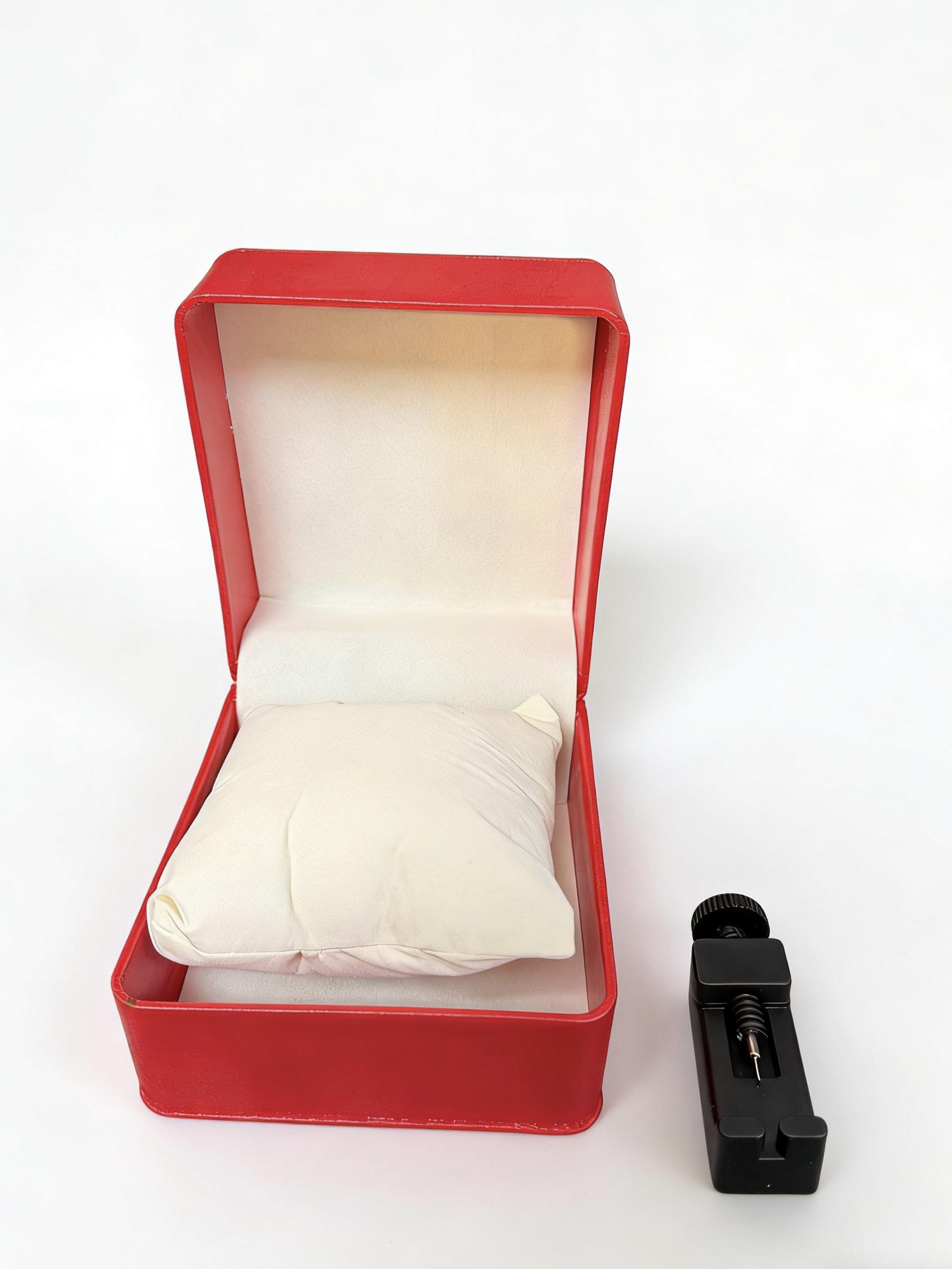 A fashionable watch made of natural gemstones and alloy, with adjustable features and surrounded by thorns.