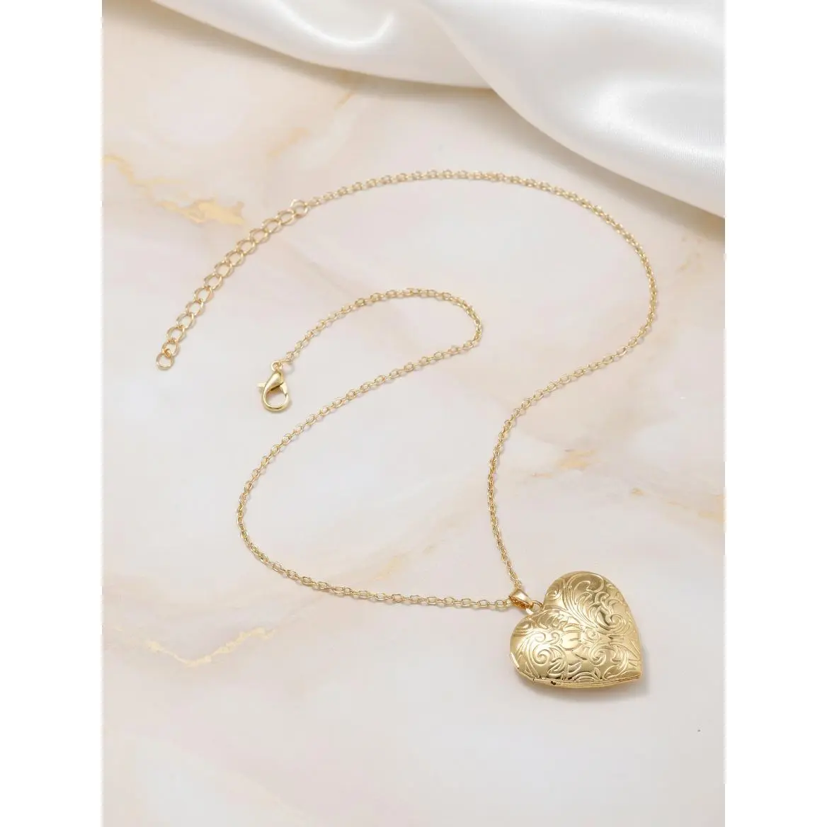 Women's Retro Gold Heart Locket Necklace - Engraved Flower Pattern, Polished Center, Picture-Holding Metal Pendant, Sentimental Love-Themed Party Gift for Females, Flowers