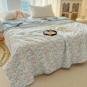 Small Floral Print Summer Quilt, Air Conditioning Thin Blanket, Ultra Soft Skin-Friendly, Breathable Summer Quilt, Ideal for Bedroom and Living Room, Perfect for Summer Use