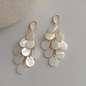 A Pair of Stylish Spring And Summer Faux Shell Luster Tassel Earrings for Women, Suitable for Daily Wear, Holidays, Parties, Weddings, Engagements, Banquets, Beach Vacations, Gifts for Friends, And Mother'S Day Presents