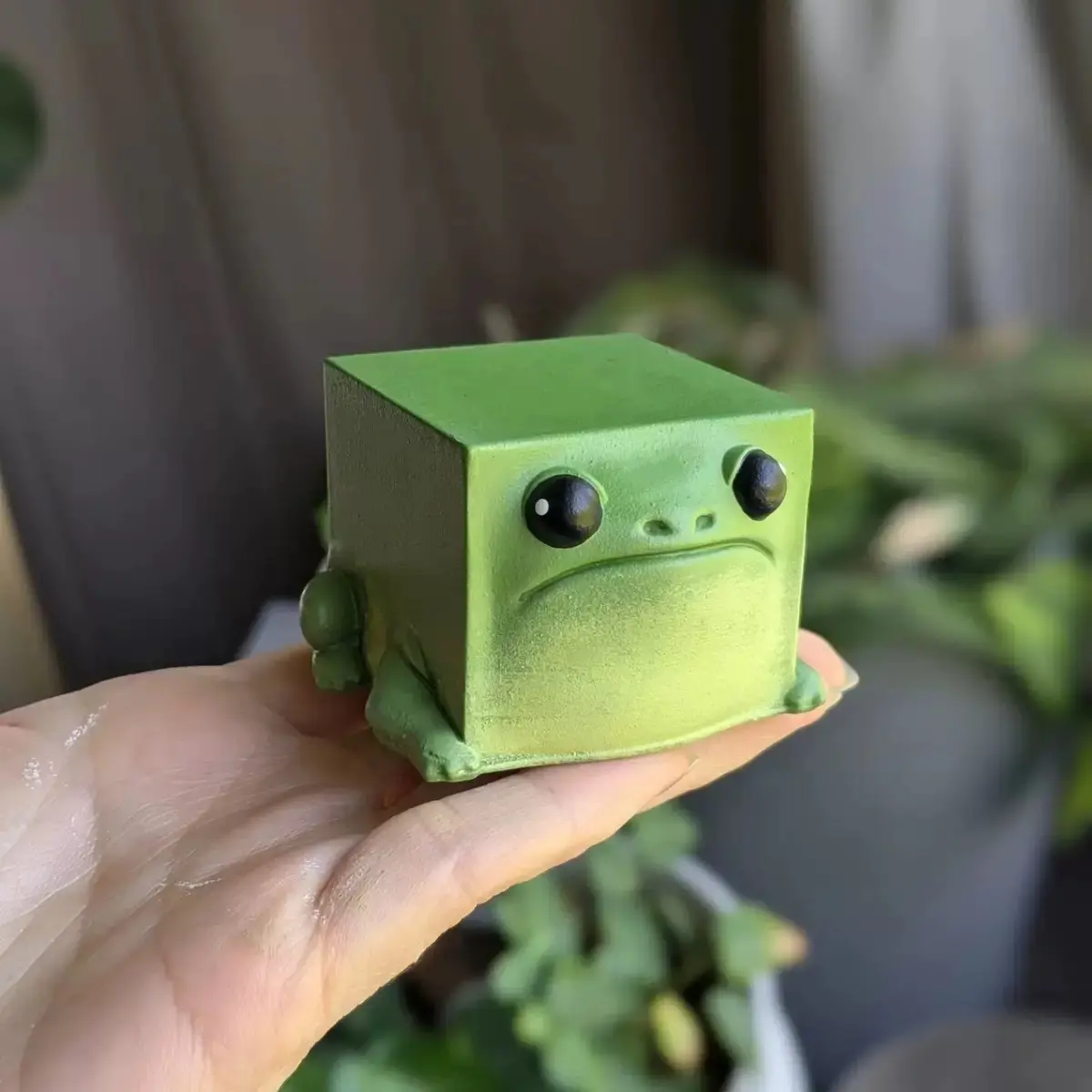 Ugly Cute Frog Resin Figurine, Platform Desktop Home Decor, Home Decor Ornaments, Creative Small Ornament, Funny Craft, Unique Desk Decoration, Desktop Statue, Resin Animal Sculptures, Decorative Figurines, Resin Figure