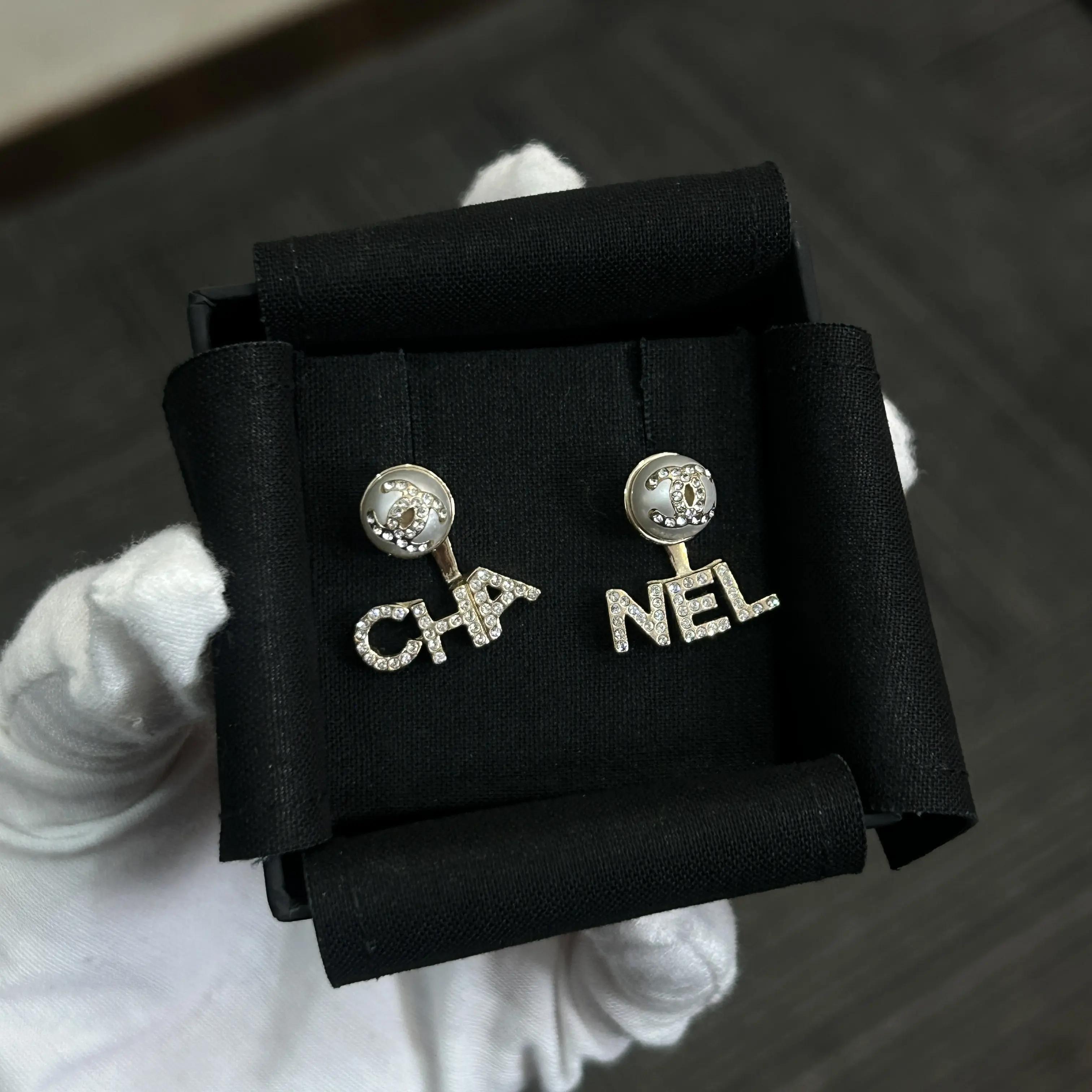 Pre-owned Chanel Crystal Strass & Pearl "CHA NEL" Asymmetrical Ear Jacket Earrings Gold Tone