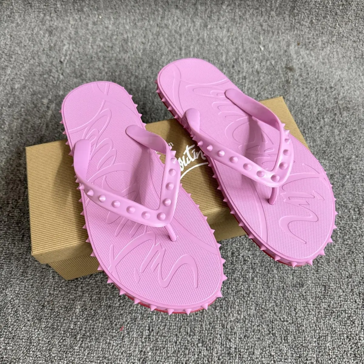 Men & Women Rivet Flip Flops, Red Bottom Flat Slippers, Summer British Style, Lightweight Casual Non Slip Beach Daily Outdoor Street Footwear slipper lady toe slide light sport soft sole anti-slip breathable Reindeer Memory Foam Christmas