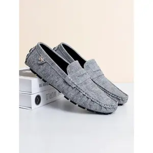 Men’s minimalist solid-color slip-on loafers with a ruched and quilted design—casual, comfortable flat shoes for men