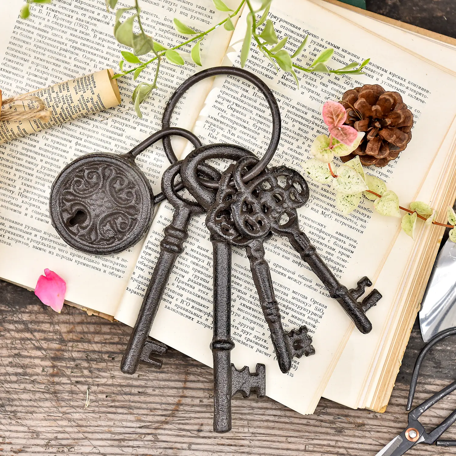 Sungmor Metal Cast Iron Skeleton 4 Keys Set - Antique Collectible Keychains, Pirate Theme Decor Accent for Halloween Home Decor Shelves