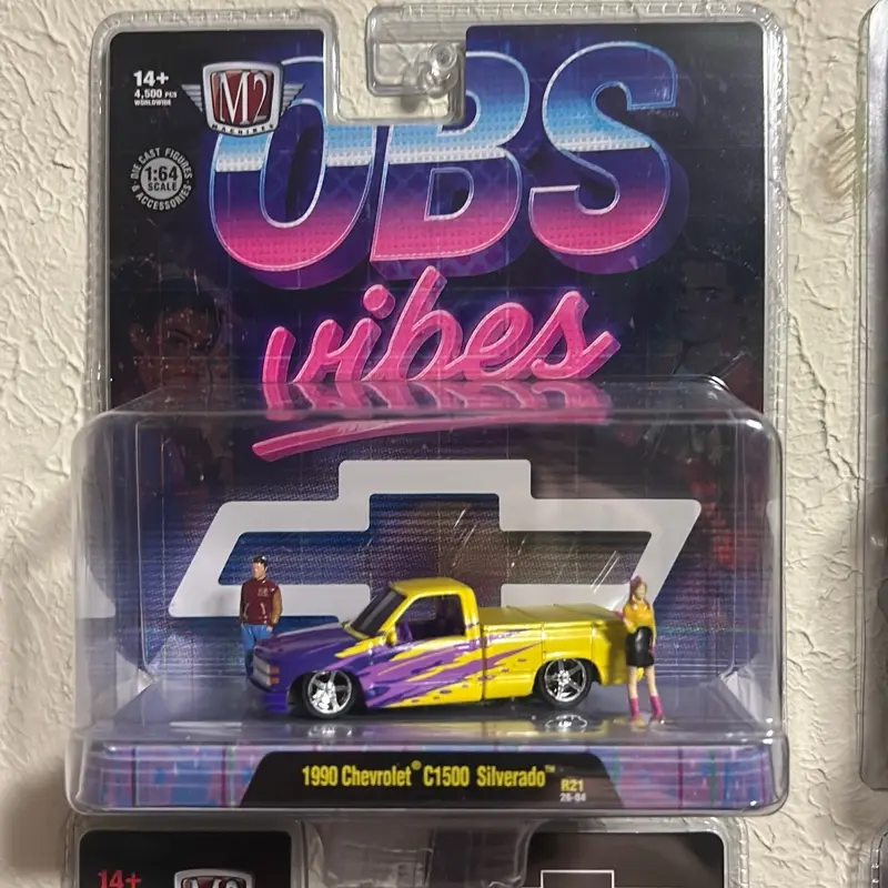 1:64 M2 Machines OBS VIBES 1990 Chevy 1500 diorama 26-04