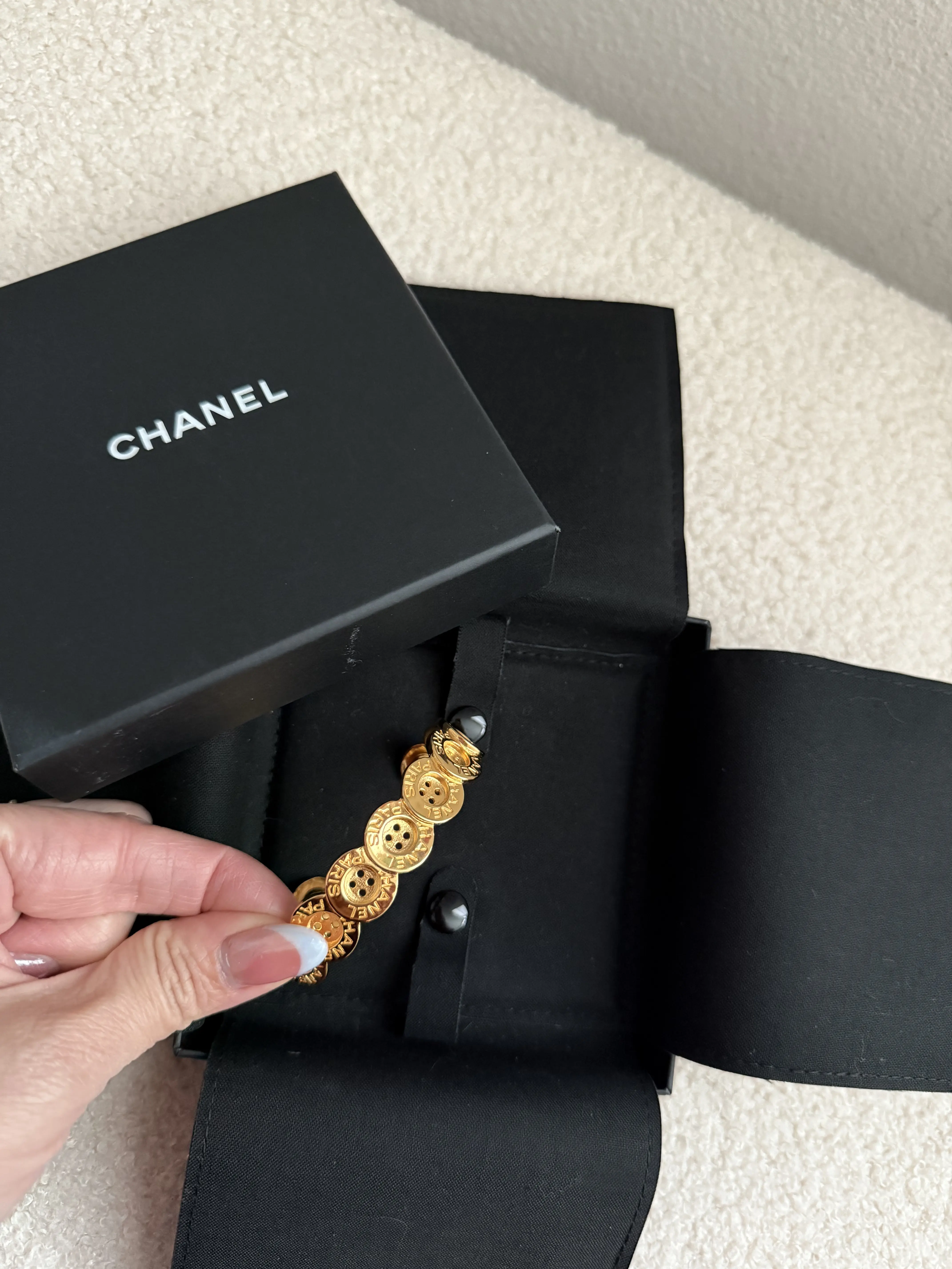 Pre-owned Chanel Button Paris Cuff Bracelet