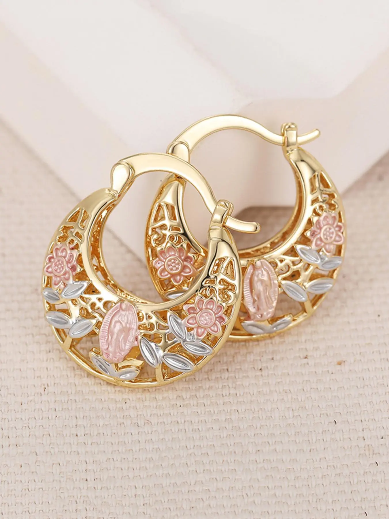 Mexican-style sunflower pattern gold-coloured hollow hoop earrings, hoop shape earrings, elegant party earrings, the perfect anniversary gift for mothers and couples