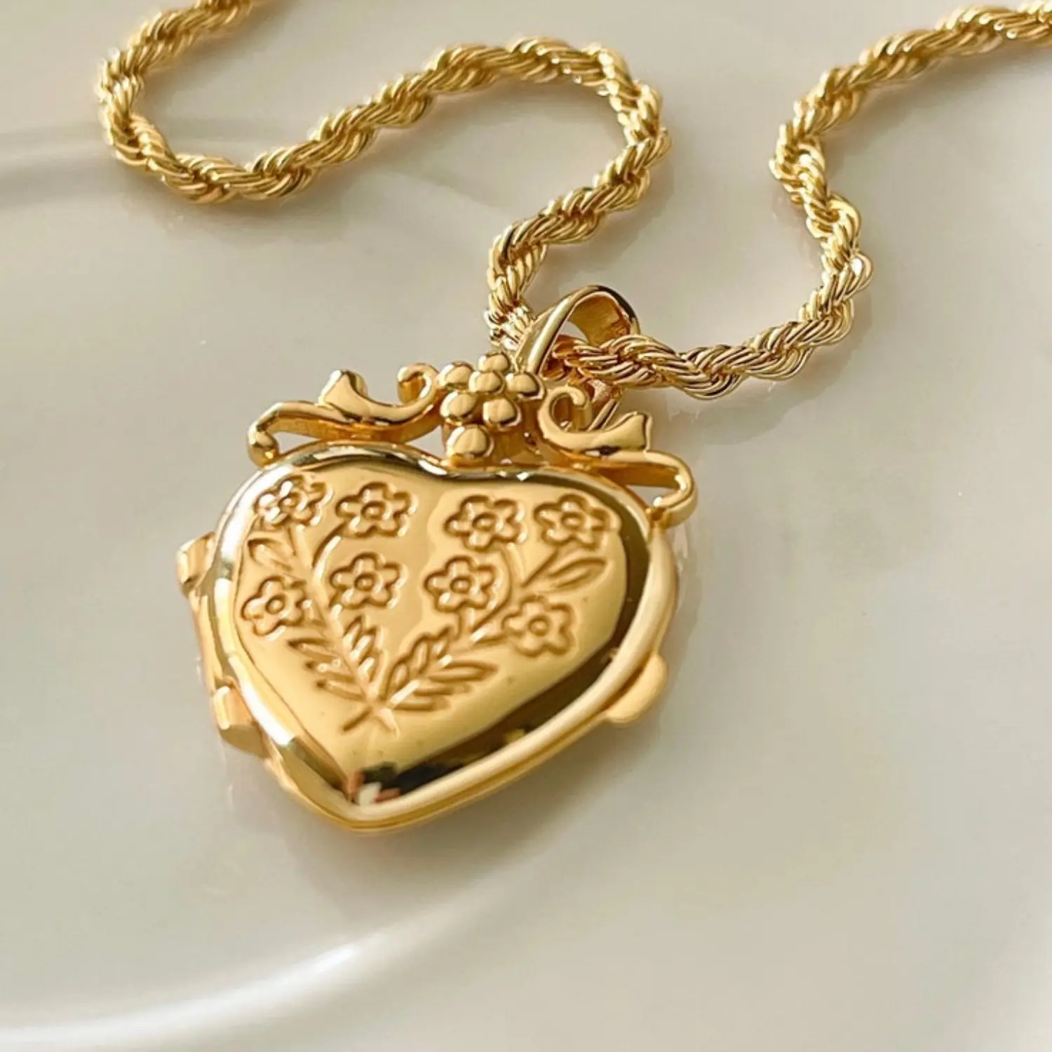 Women's Gold-Toned Flower Locket Necklace, Elegant Copper Chain with Openable Photo Pendant, Dainty Minimalist Clavicle Costume Jewelry, Flower Motif, Nature-Themed Gift, Casual Chain Accessory, Photo Locket