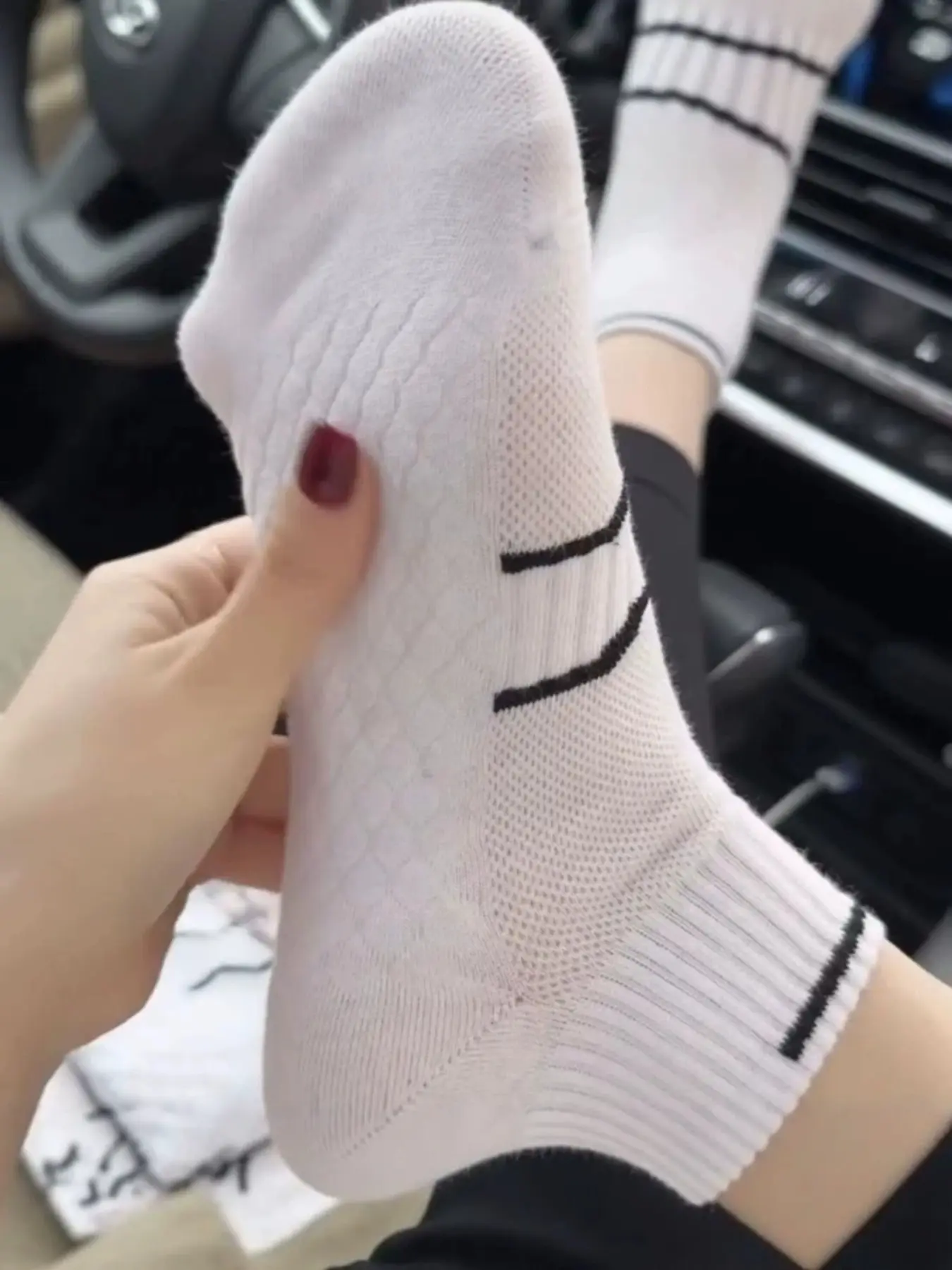 20 Pairs Anti-Slip Sports Crew Socks, Moisture-Wicking Shock Absorption, Ideal for Basketball and Running, Short Cuff Design