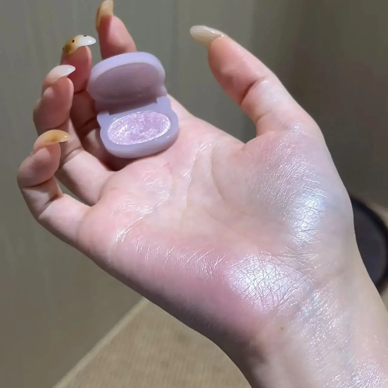 Multifunctional Mini Keychain Facial Highlighter Blush, Everyday Beauty Cosmetics Makeup, Easy Carrying, Smooth Face Contouring, Hydrating Non-Greasy Texture, Quick Skin Fit, Brighten Dark Spots, Radiant Glowing Finish