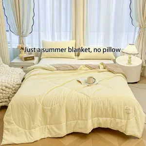 A summer quilt with a puffy texture and yellow-and-white checkered pattern, a soft, skin-friendly, lightweight air-conditioning quilt, Air Conditioned Quilt, perfect for summer use in bedrooms, offices, living rooms