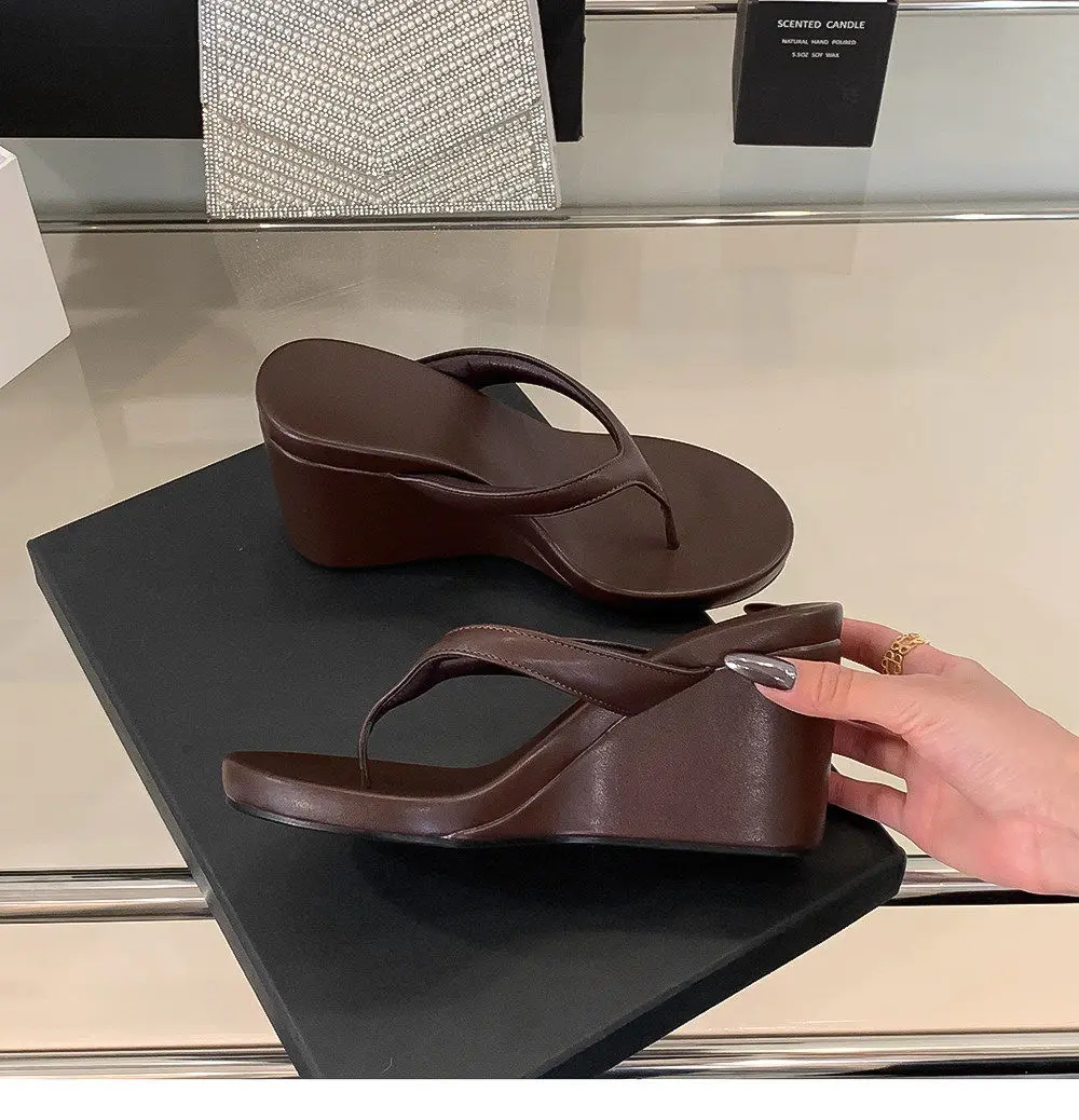 Resort-style women’s wedge toe-post sandals with soft, flexible straps and an open-toe design; casual summer shoes available in multiple colors, featuring a lightweight, easy-to-store silhouette. Suitable for tropical travel, beach vacations, camping, and